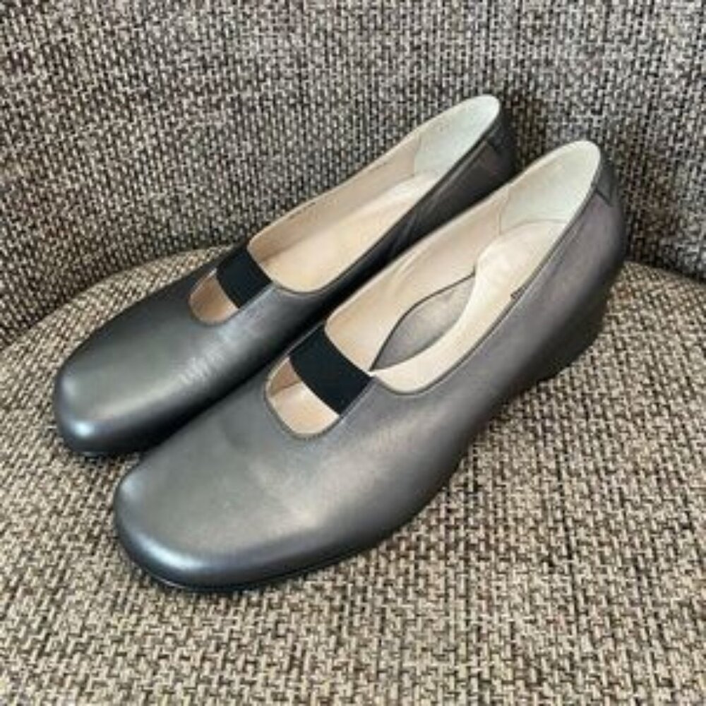 Taryn Rose Keema Designer Wedges Mary Jane EUC size 38 1/2 EU,  matte silver